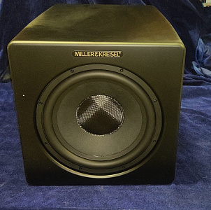 Активный сабвуфер M&K Sound V12+. Цвет: Матовый черный [Black Satin/Black Cloth]